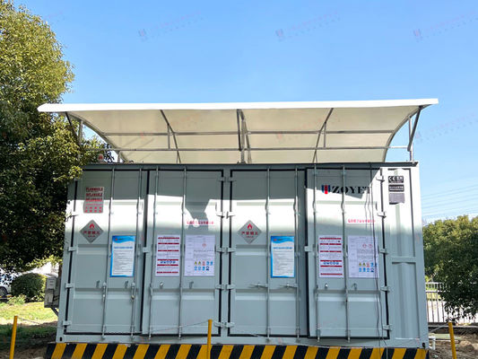 Container met hoge kubus op zonne-energie